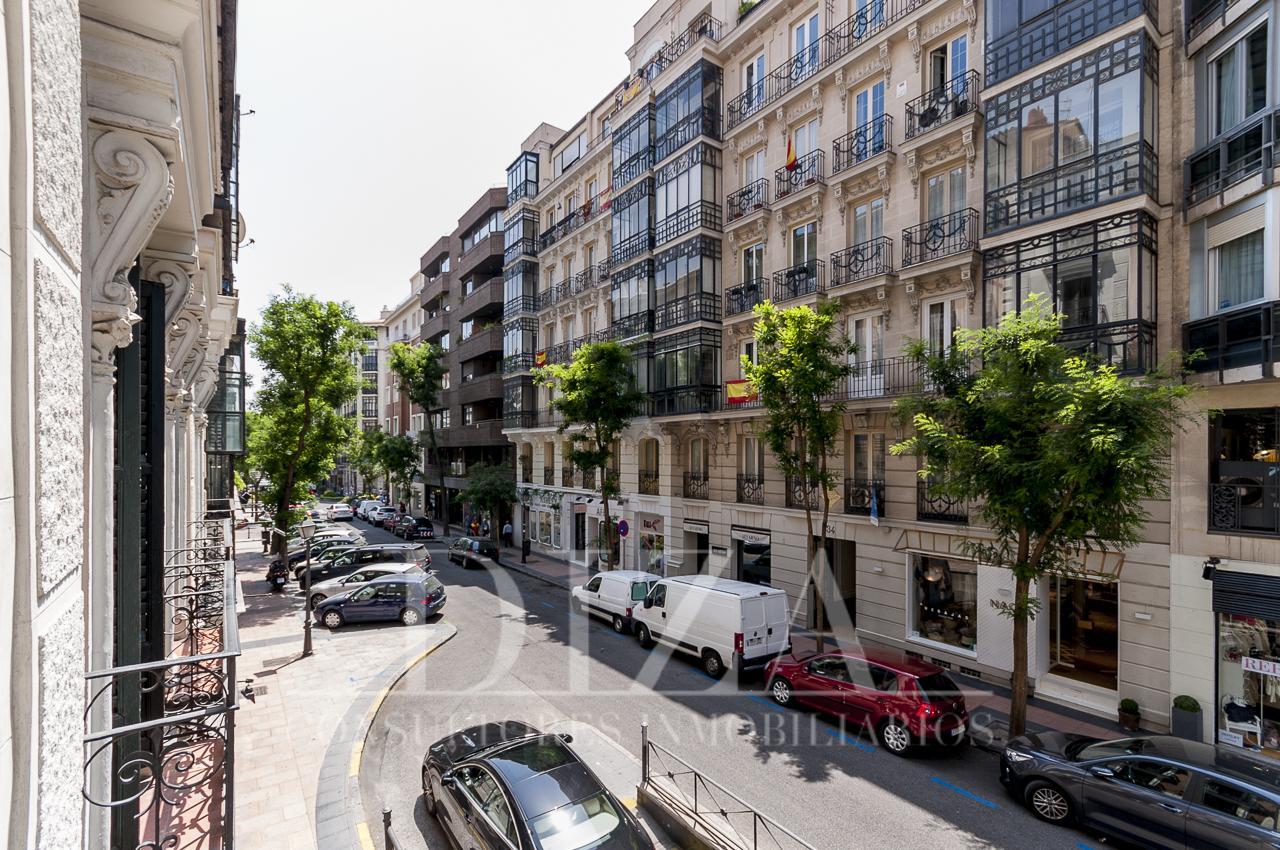 Renovated 3-bed apartment in classic building in Almagro, Chamberí