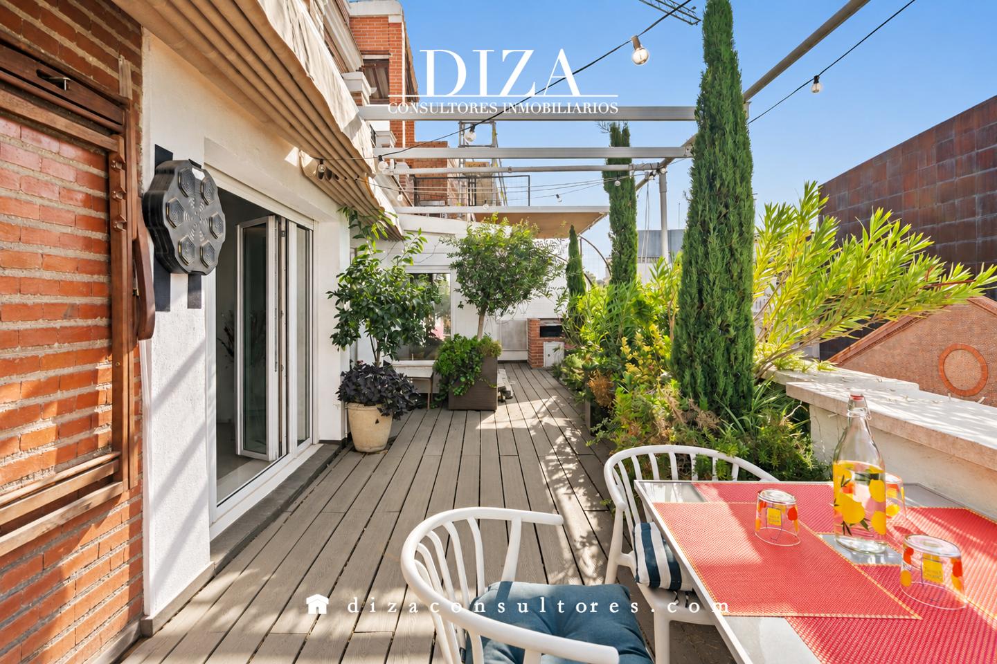 Amplio ático de 2 dormitorios con terraza en Cortes, Centro